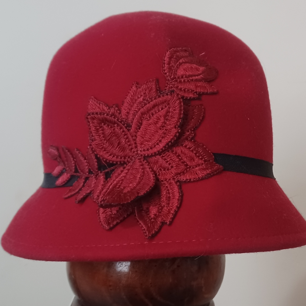NWT Nine West red Cloche hat